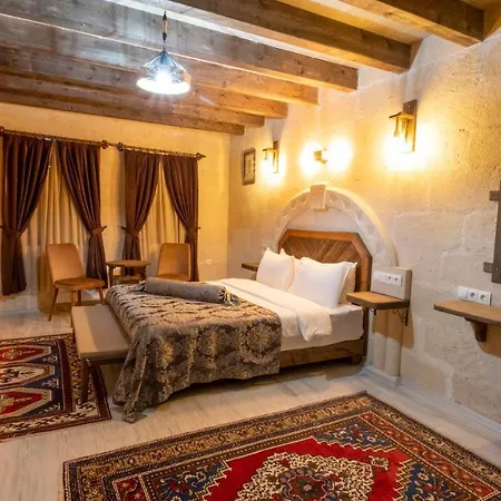 In Stone House אורחן