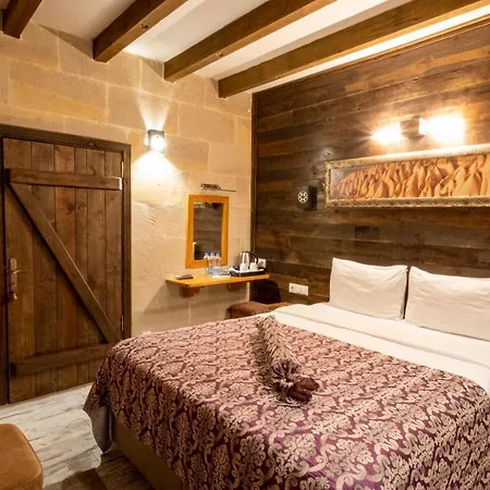 In Stone House אורחן