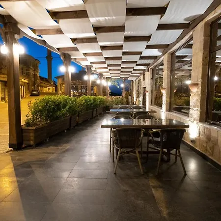 In Stone House אורחן