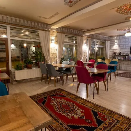 In Stone House אורחן גורמה