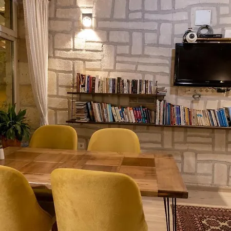 In Stone House אורחן גורמה