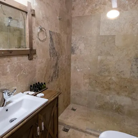 אורחן In Stone House 3*