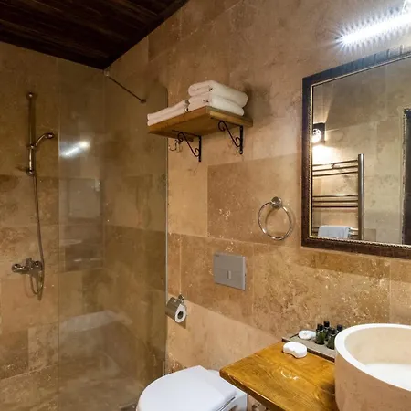 In Stone House אורחן גורמה