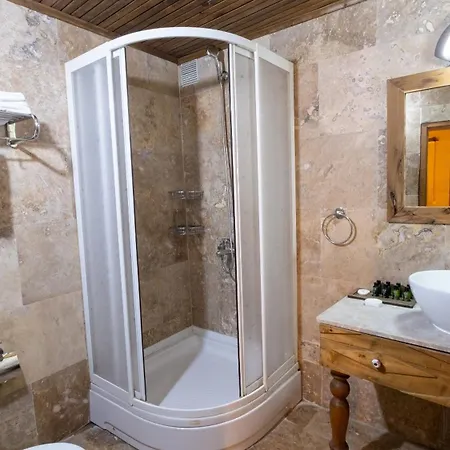 In Stone House אורחן גורמה