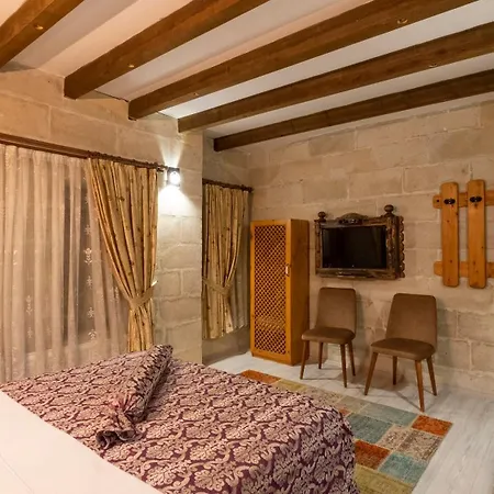 In Stone House אורחן גורמה