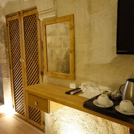 In Stone House אורחן